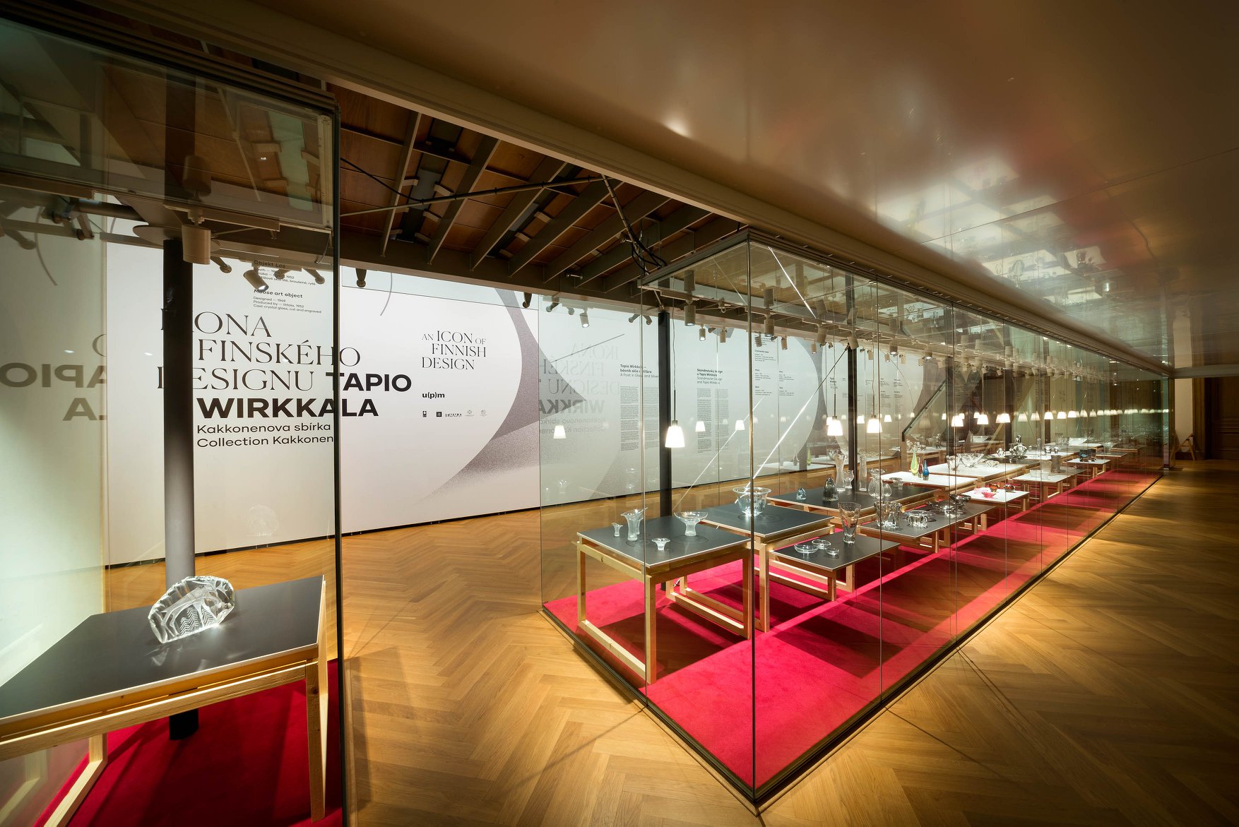 Finnisches Design – Ausstellungsaufbau mit Mila-wall Vitrinen im Kunstgewerbemuseum Prag