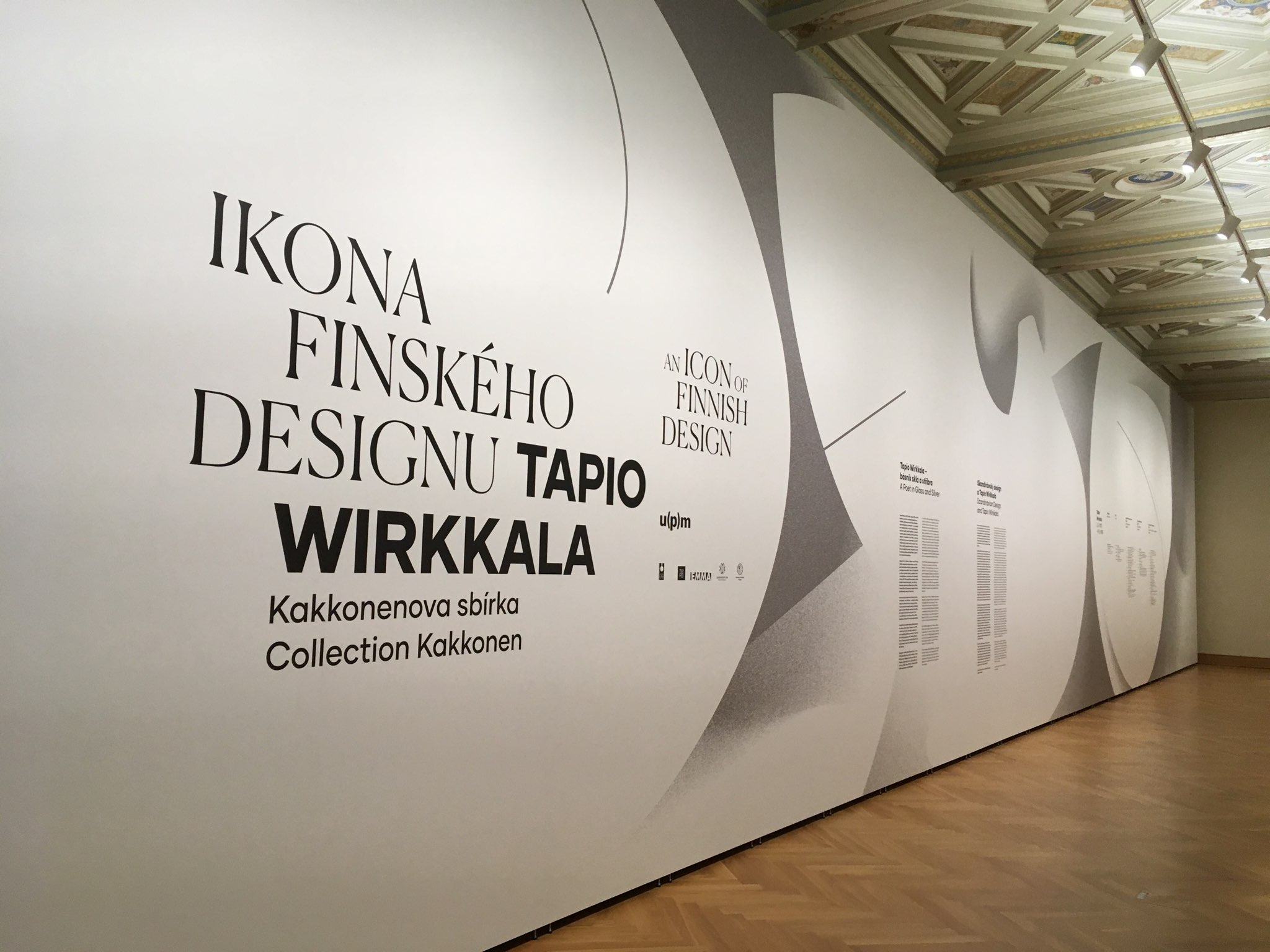 Finnisches Design – Ausstellungsaufbau mit Mila-wall Wandmodulen im Kunstgewerbemuseum Prag