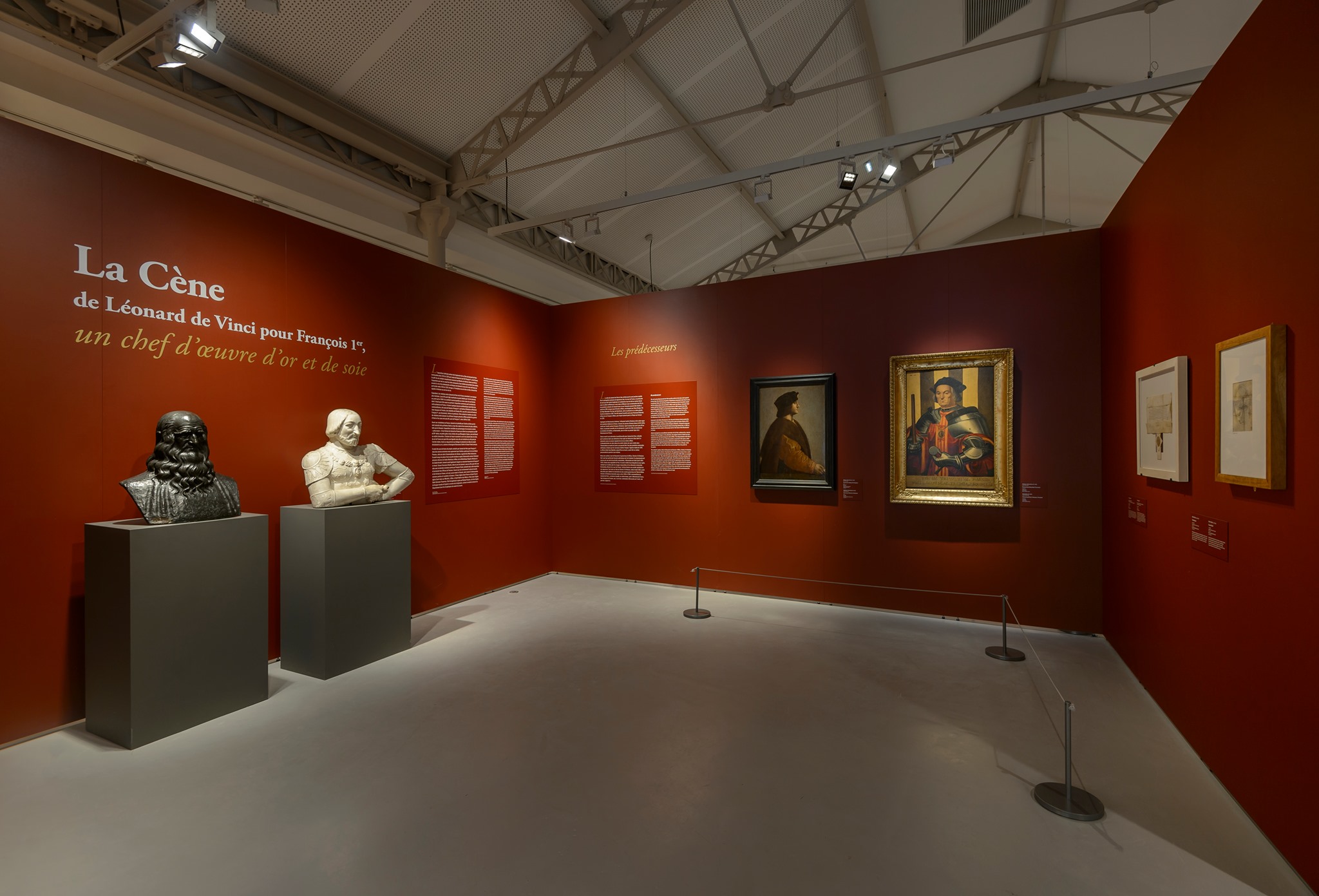 Ausstellungsraum mit Mila-wall Podesten und Wandmodulen mit roter Oberflächenbeschichtung