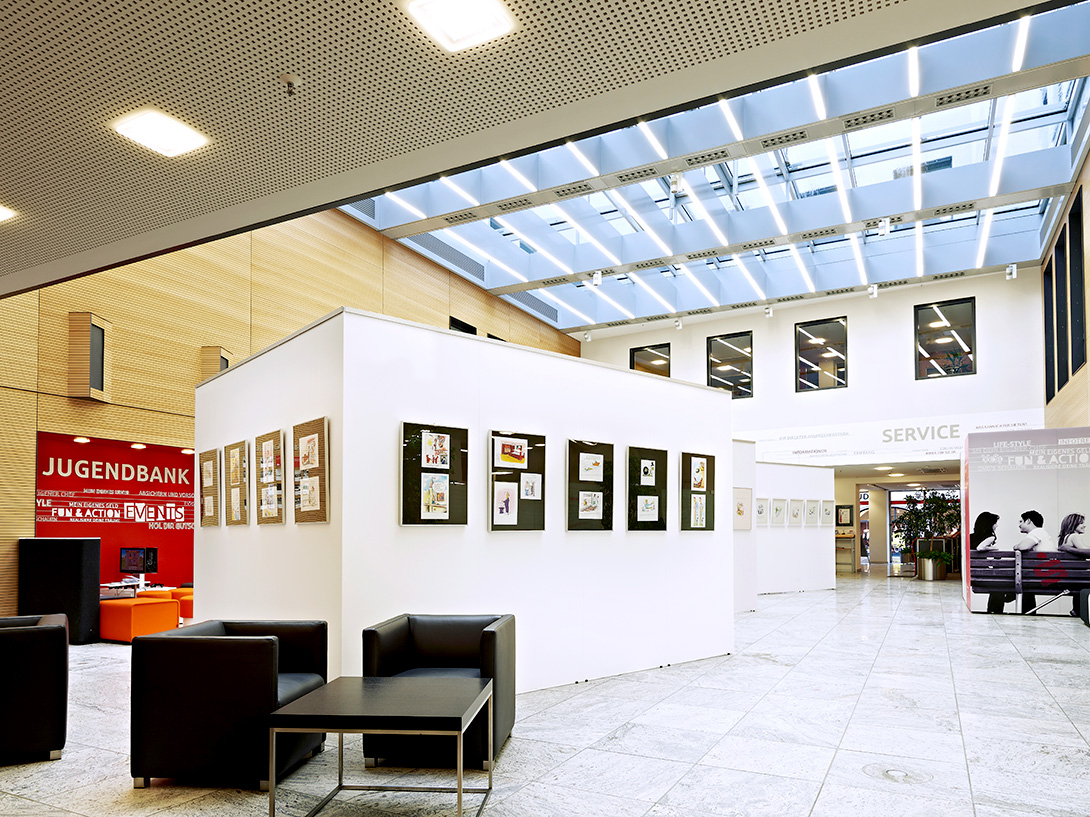 Salle d'exposition avec la technologie Mila-wall dans la Kreissparkasse Augsburg