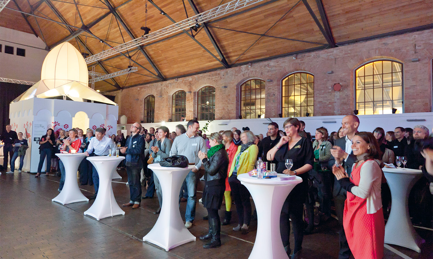 Mila-wall bar tables and audience at the opening of MBA Stadtgeflüster