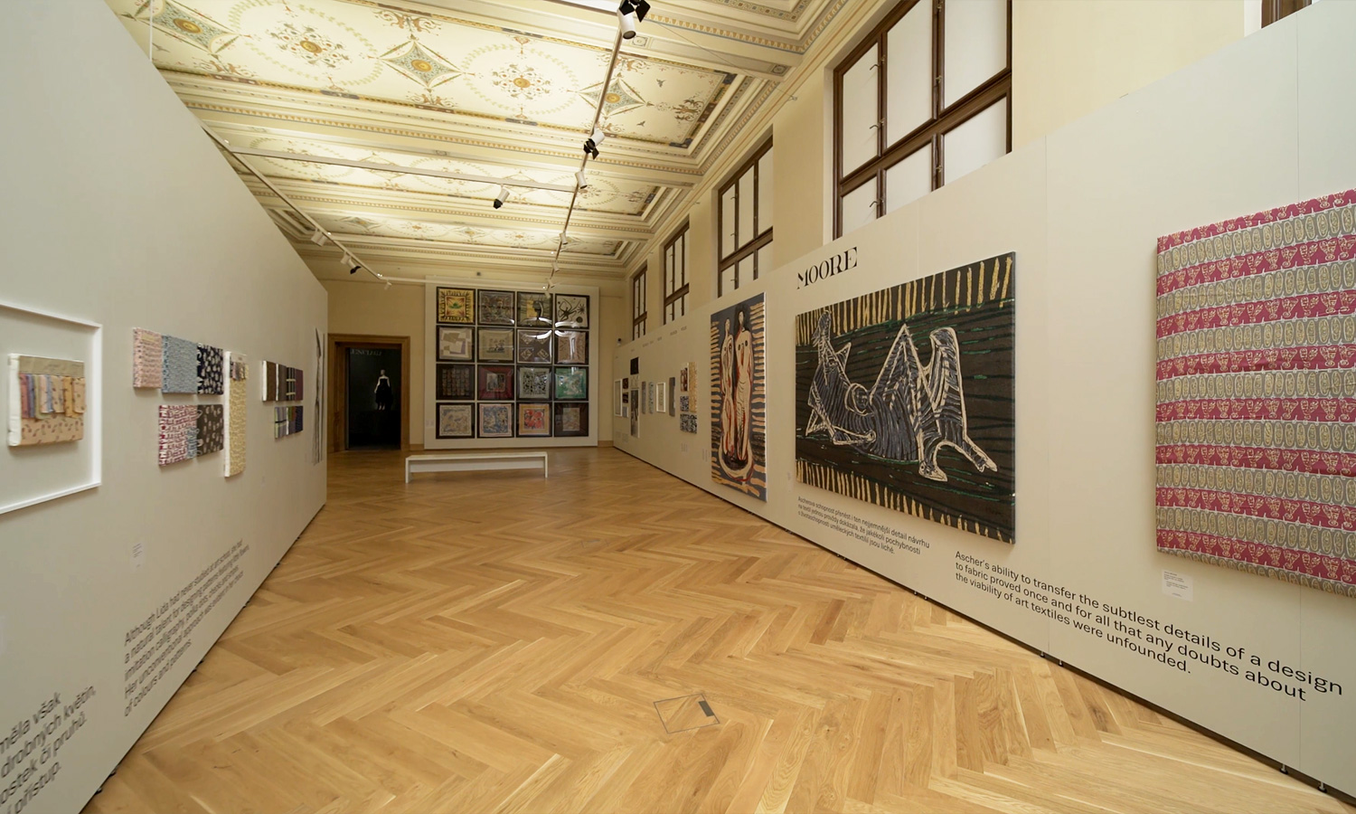 Salle d'exposition avec la technologie Mila-wall au Musée des arts décoratifs de Prague