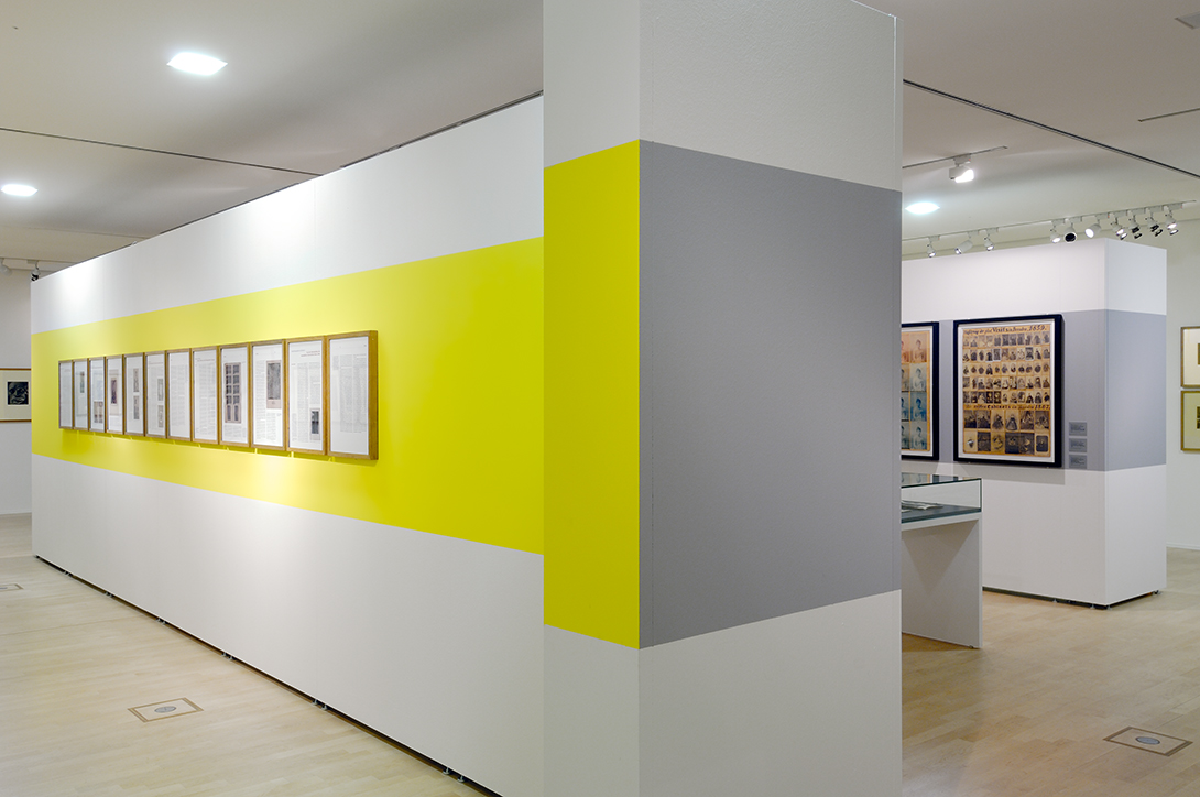 Montage de l'exposition avec des modules muraux, des tables et des vitrines Mila-wall dans le Kupferstichkabinett de Dresde