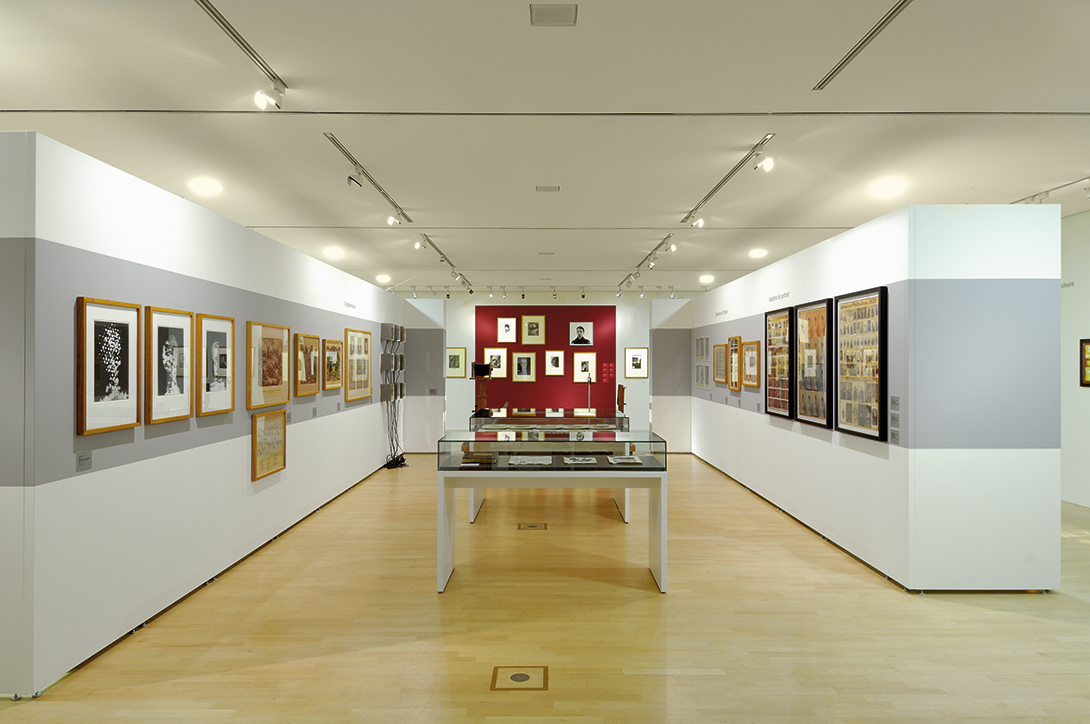 Ausstellungsaufbau mit Mila-wall Wandmodulen, Tischen und Vitrinen im Kupferstichkabinett in Dresden