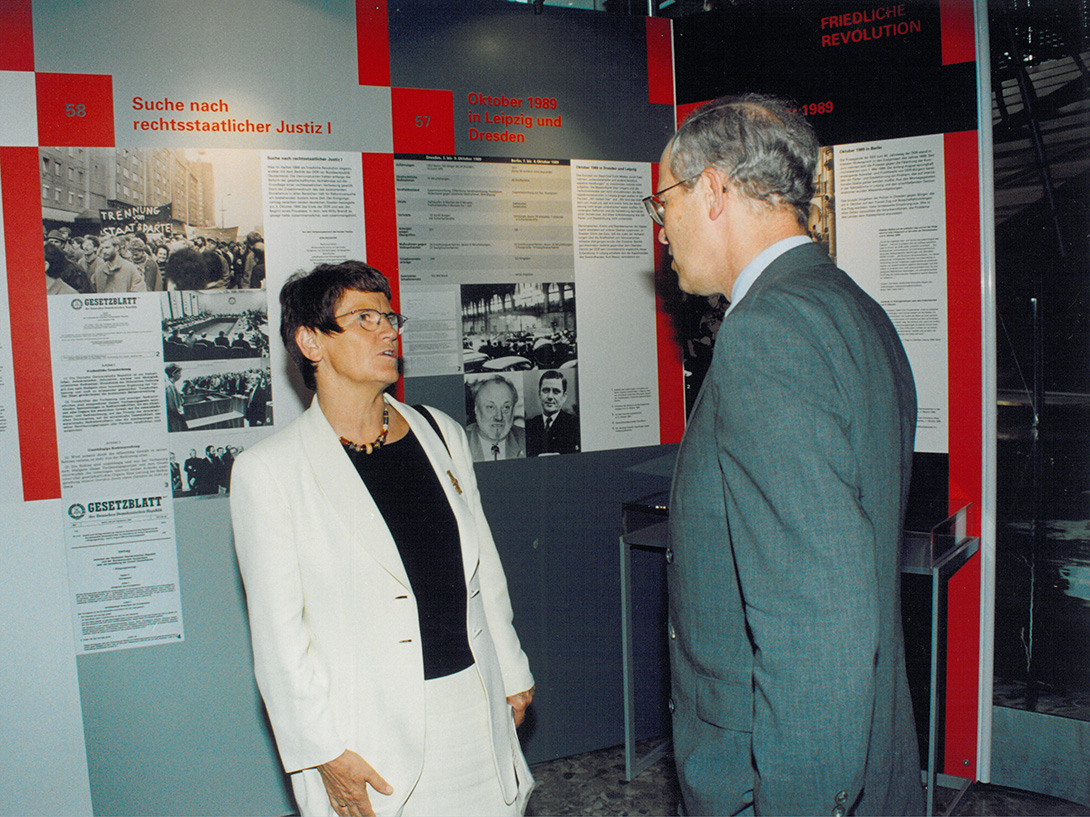 Vieille photo de Rita Süßmuth et Rudolf Scharping dans une exposition avec les cloisons modulaires Mila-wall